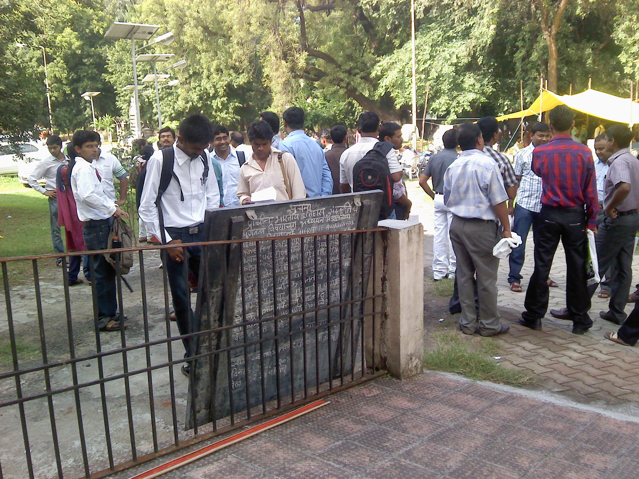 Candidates checking their roll numbers on the first day of the MPSC State Services Main Examination in Nagpur, 2012. Credit: ganeshdhamodkar/Flickr, CC BY 2.0