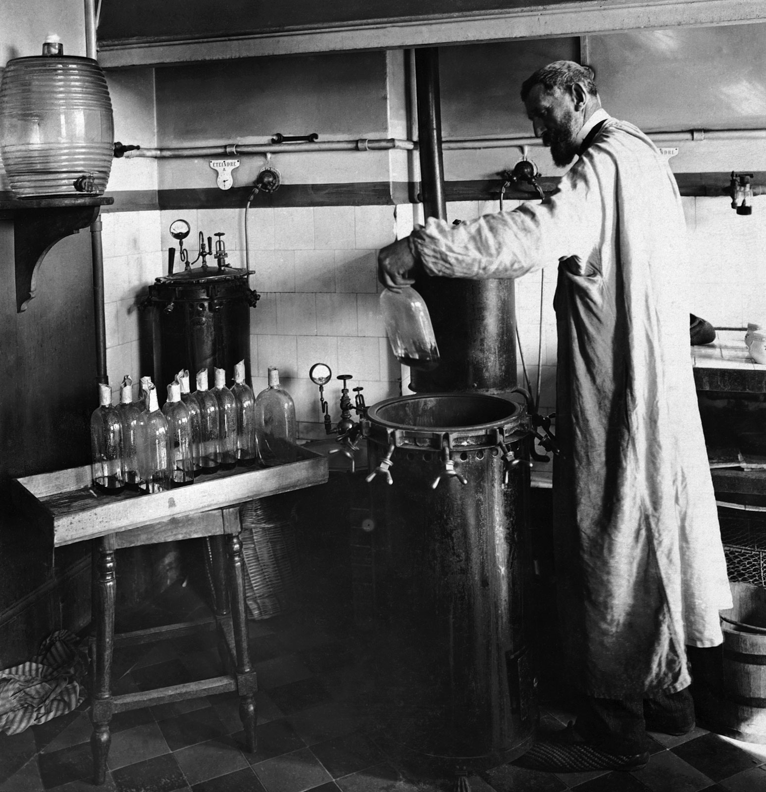 Louis Pasteur performing an experiment in his lab. Credit: Wikimedia Commons