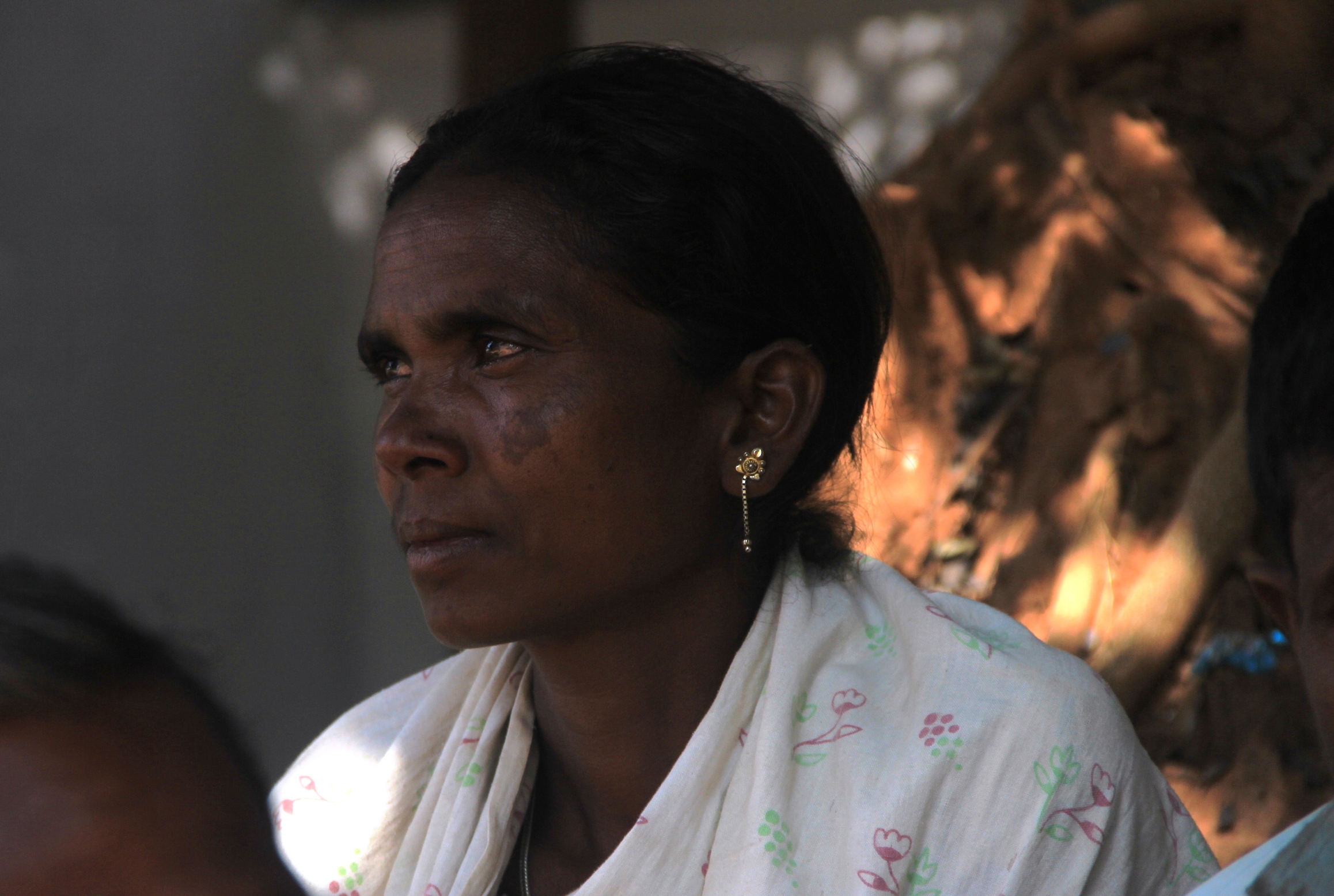 Budhri, the wife of an undertrial villager, charged with being a Maoist, waits outside the Dantewada court. Photo credit: Chitrangada Choudhury