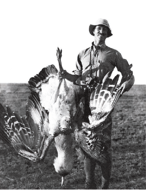 Richard Meinertzhagen with a Kori bustard in Nairobi, 1915. Credit: Wikimedia Commons