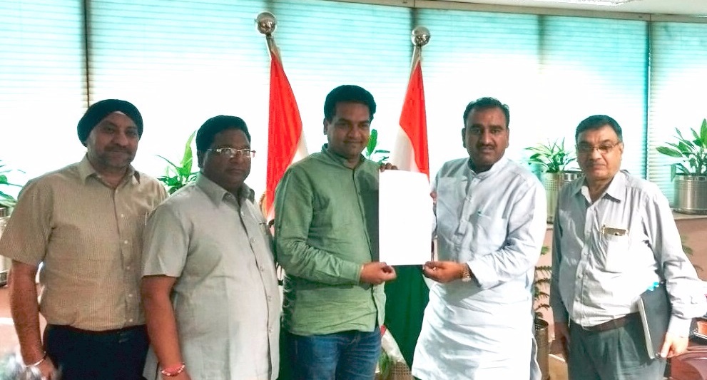 Delhi’s water and tourism minister (centre) with Ravinder Gupta, Mayor NDMC, joined hands to revive Naini lake. Photo courtesy Delhi Government/ www.thethirdpole.net