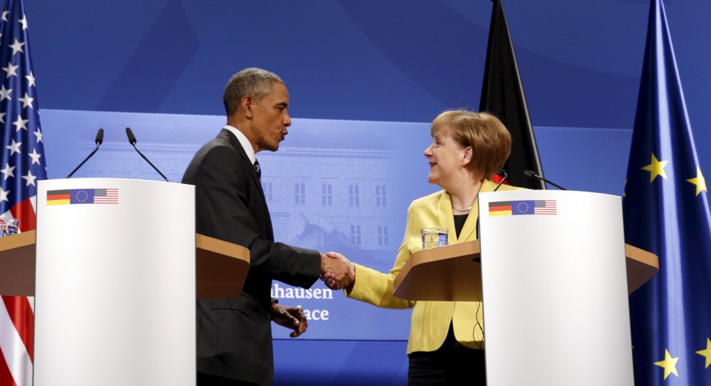 US President Barack Obama and German Chancellor Angela Merkel shake hands after their news conference after their meeting at Schloss Herrenhausen in Hanover, Germany, April 24, 2016. REUTERS/Kevin Lamarque