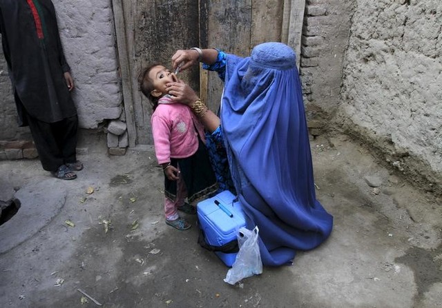 A child receives a polio vaccination during an anti-polio campaign on the outskirts of Jalalabad, Afghanistan, December 1, 2015. Credit: REUTERS/Parwiz/Files