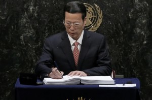 Chinese Vice-Premier Zhang Gaoli signs the Paris Agreement on climate change at UNs Headquarters in Manhattan, New York. Credit: Reuters
