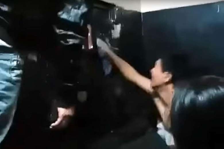 A video screengrab showing the alleged stand-off between the Kenyan police and a number of Taiwanese men due to be deported to China. Credit: www.udn.com.