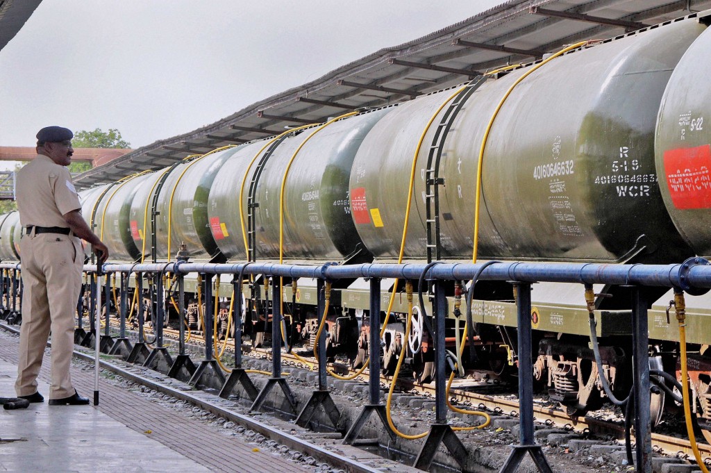 A policeman stand guards a Central Railway train loading water to transport to drought affected Latur District from Miraj station near Sangli. Credit: PTI