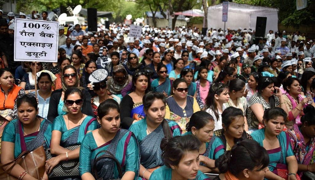 All India Bullion Jewellers and Swarnkar Federation members protest rally against the proposed hike in excise duty on jewellery at Jantar Mantar in New Delhi on Wednesday. Credit: PTI