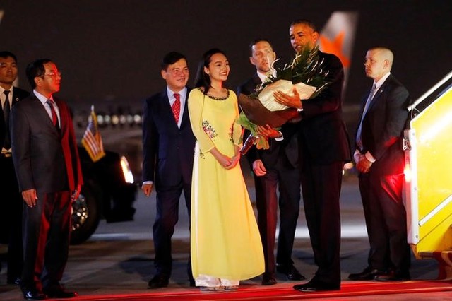 U.S. President Barack Obama receives flowers as he arrives at Noibai International Airport in Hanoi, Vietnam May 22, 2016. Credit: Reuters/Carlos Barria