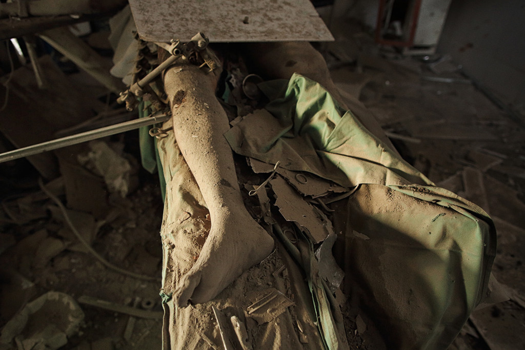 A patient — later identified as 43-year-old Baynazar Mohammad Nazar, a husband and father of four — lies dead on an operating table inside the MSF Kunduz Trauma Center, Oct. 10, 2015. Credit: Andrew Quilty/Oculi