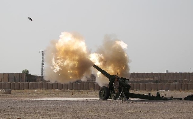 A member of the Iraqi security forces fires artillery towards Islamic State militants near Falluja, Iraq, June 1, 2016. Credit: Reuters/Alaa Al-Marjani