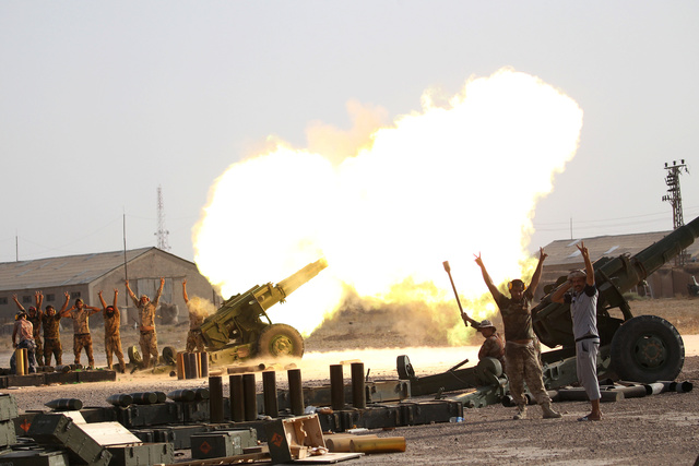 Iraqi security forces and Shi'ite fighter fire artillery towards Islamic State militants near Falluja, Iraq, June 1, 2016. Credit: Reuters/Alaa Al-Marjani
