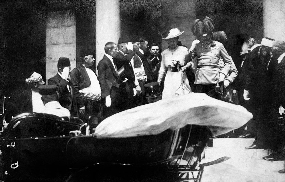 Photograph of the Archduke Franz Ferdinand and his wife Sophie emerging from the Sarajevo Town Hall to board their car, a few minutes before the assassination. Credit: Wikimedia Commons