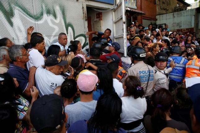 venezuela lootings  food riots amid economic crisis leave three dead in past week