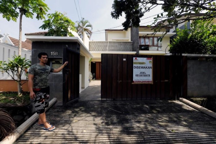 A house guard stands in front of an empty rental house at Kemang district in Jakarta, Indonesia, June 23, 2016. Credit: Reuters/Bewiharta