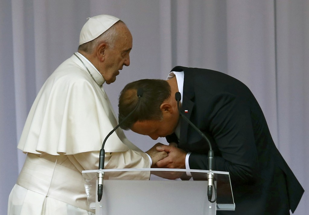 Polish President Andrzej Duda kisses the hand of Pope Francis during a welcoming ceremony at Wawel Royal Castle in Krakow, Poland July 27, 2016. Credits: REUTERS/Kacper Pempel