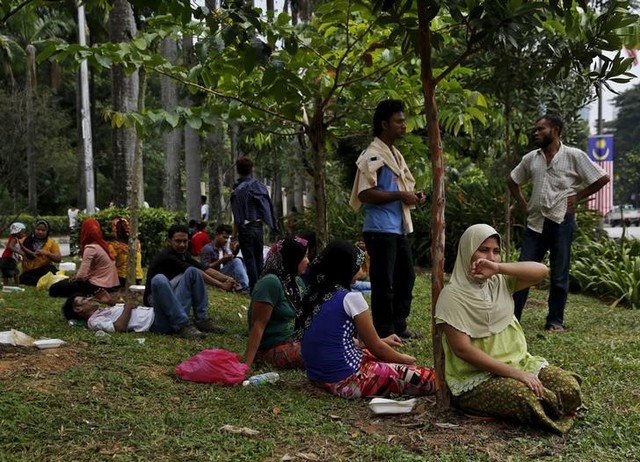 Refugees, many of whom say they are Rohingya, wait for access to the UN High Commission for Refugees building in Kuala Lumpur, Malaysia, August 11, 2015. Credit: Reuters/Olivia Harris