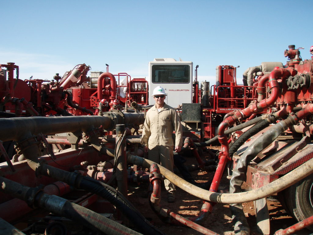 The process of mixing water with fracking fluids to be injected into the ground. Credit: Wikimedia Commons