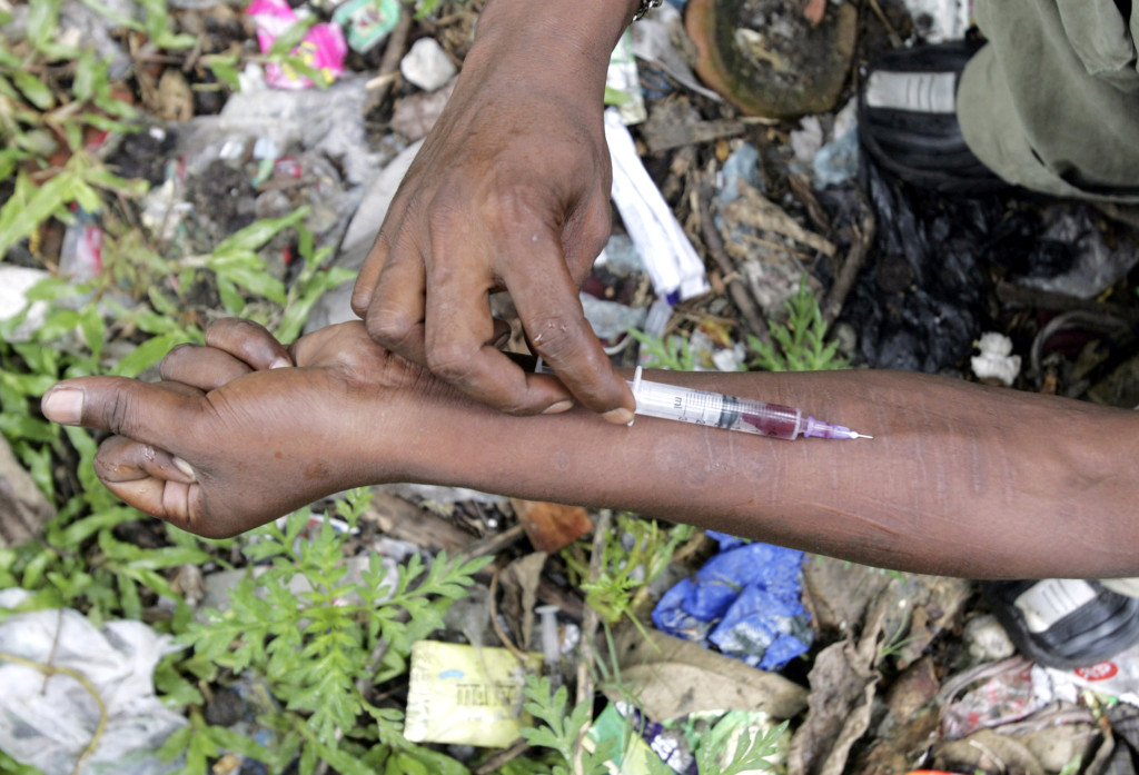 An injecting drug user injects himself with Fortwin on a roadside in Siliguri. Credit: Reuters/Rupak De Chowdhuri