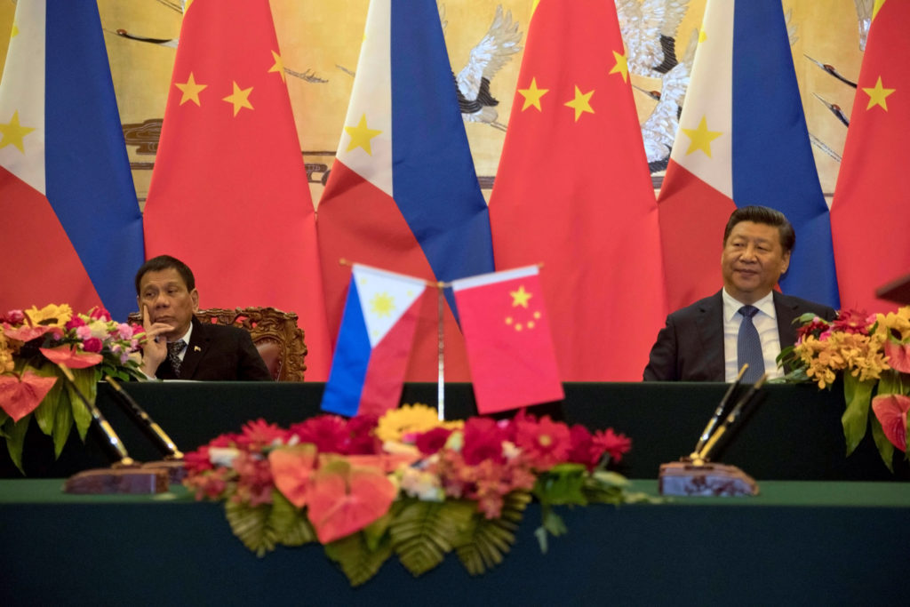 Philippine President Rodrigo Duterte (L) and Chinese President Xi Jinping attend a signing ceremony held in Beijing, China, October 20, 2016. Credit: Reuters