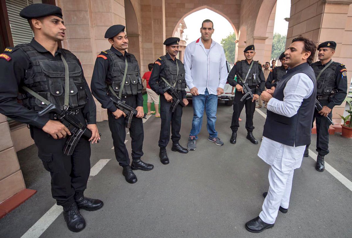 Akhilesh Yadav with the US-based WWF wrestling champion 'The Great Khali'. Credit: Akhilesh Yadav's Twitter timeline