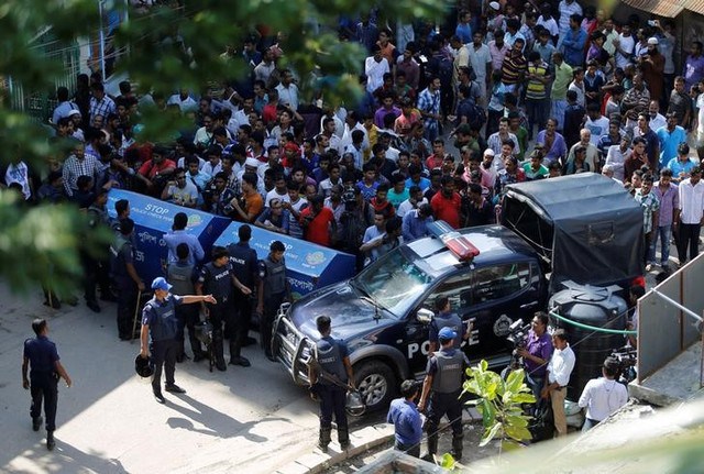 Security personnel block a road near the site of a gunbattle with militants on the outskirts of Dhaka, Bangladesh, August 27, 2016. REUTERS/Mohammad Ponir Hossain