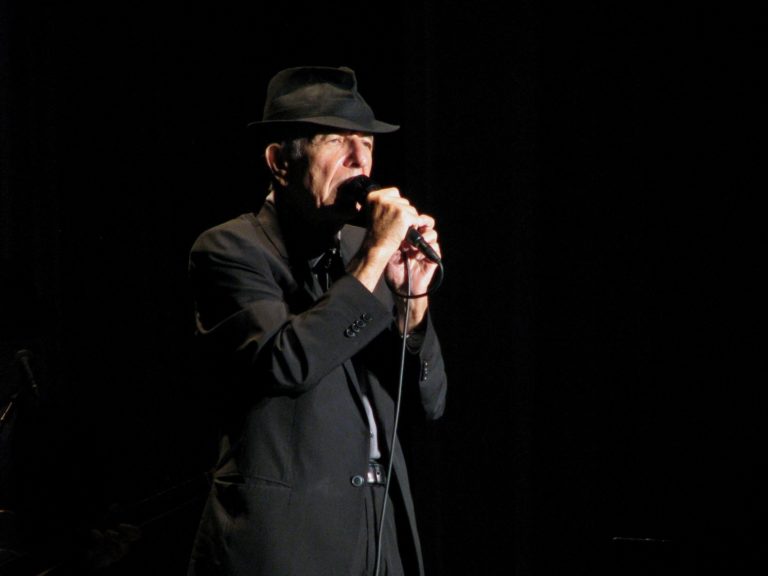 Leonard Cohen performing live. Credit: Sofía Lens/Flickr CC BY-NC 2.0