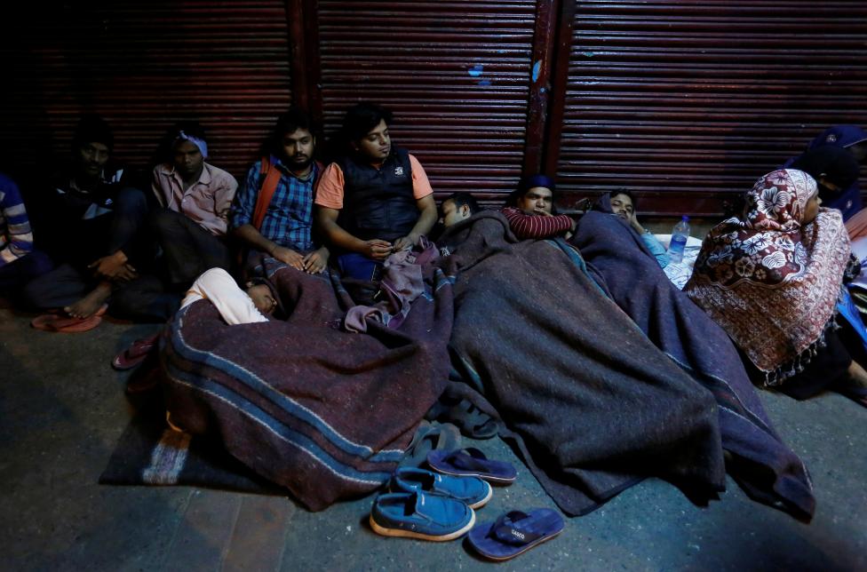 People sleep outside a bank as they wait for the bank to open to exchange their old high denomination bank notes in the early hours, in the old quarters of Delhi, November 16, 2016. Credit: Reuters/Adnan Abidi