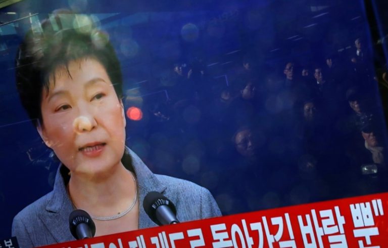 People watch a television broadcast of a news report on President Park Geun-hye releasing a statement to the public in Seoul, South Korea, November 29, 2016. Credit: Kim Hong-Ji/Reuters