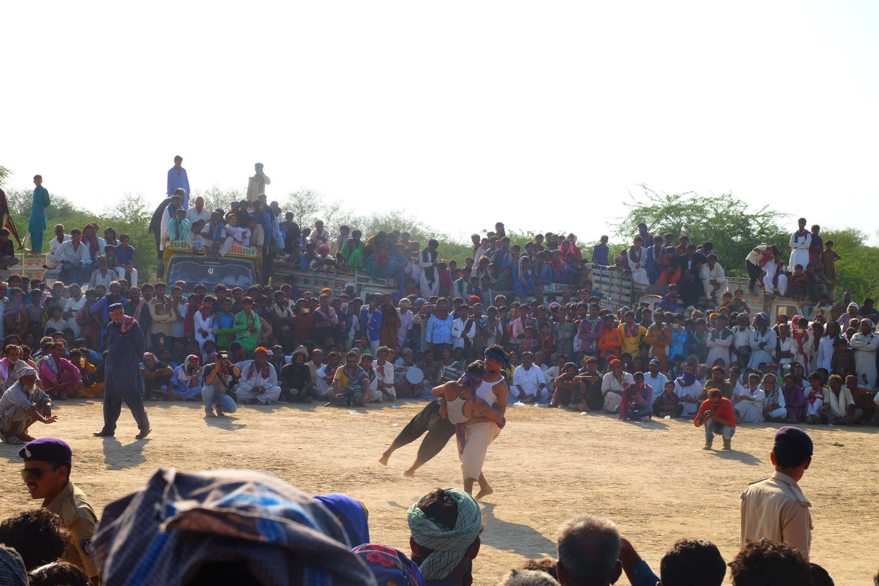 Crowds gather to watch <en>bakhmallakhado</em> wrestling. Credit: Gaurav Madan