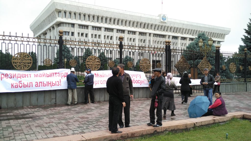 Physically disabled persons protesting outside the presidential office in Bishkek. Credit: M. Reyaz
