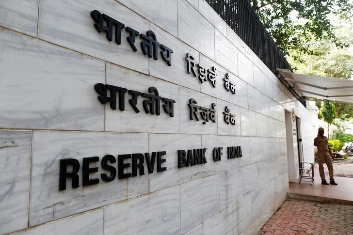 A police officer stands guard in front of the Reserve Bank of India (RBI) head office in Mumbai. Credit: Reuters/Danish Siddiqui/File Photo