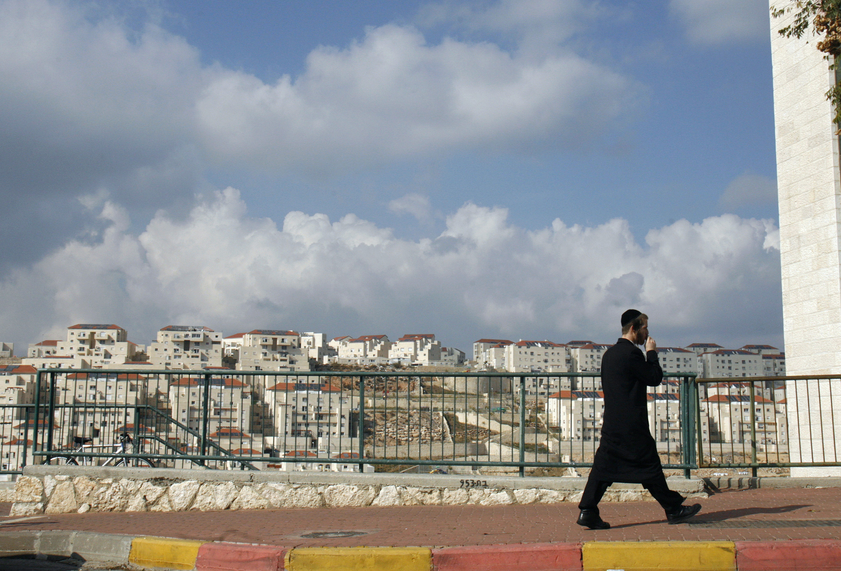 An ultra-Orthodox Jew walks in the West Bank Jewish settlement of Beitar Illit November 26, 2009. Israel's foreign minister shrugged off on Thursday the Palestinian dismissal of a 10-month moratorium on some building in West Bank settlements, saying winning international support was more important. REUTERS/Ronen Zvulun (WEST BANK POLITICS)
