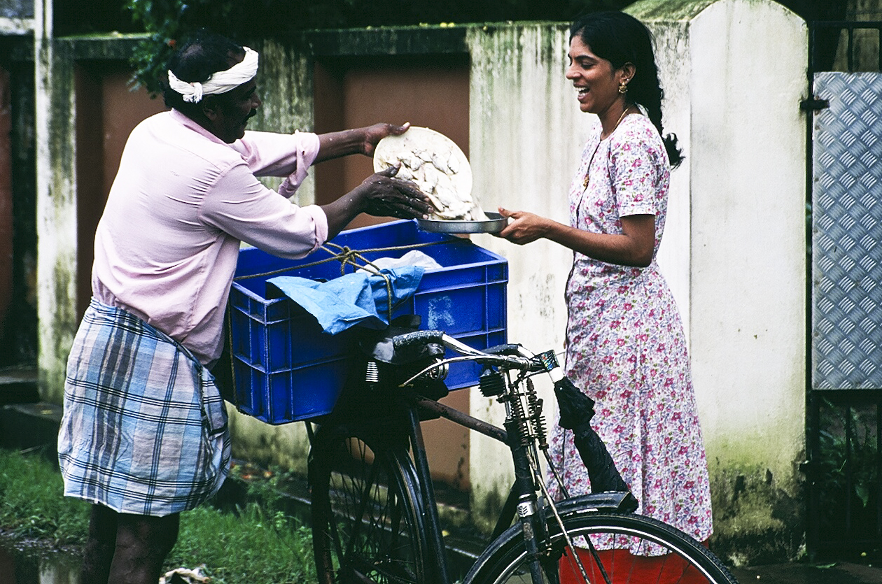 Housewife buying fish from a traveling fish salesman. Credit: Thaths/Flickr, CC BY-NC 2.0