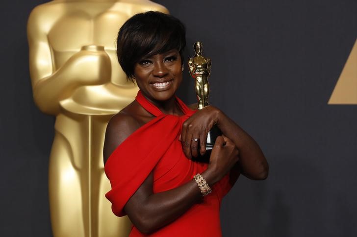 Viola Davis posing with her Oscar for best supporting actress. Credit: Reuters