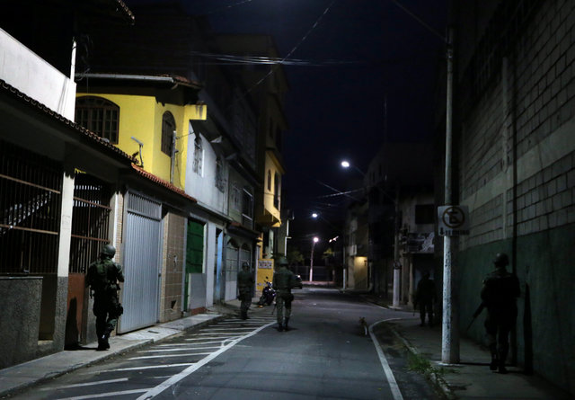 Army soldiers patrol the streets of Vila Velha, Espirito Santo, Brazil February 9, 2017. Credit: Reuters