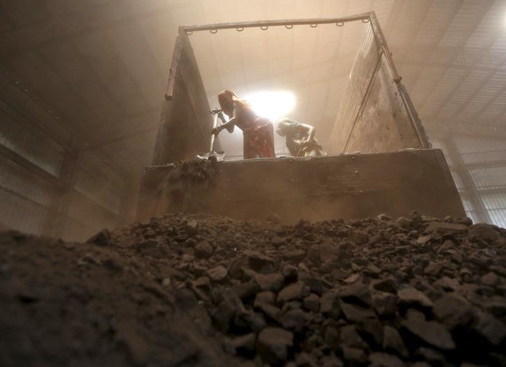 Workers unload coal from a supply truck at a yard on the outskirts of the western Indian city of Ahmedabad April 15, 2015. REUTERS/Amit Dave/Files