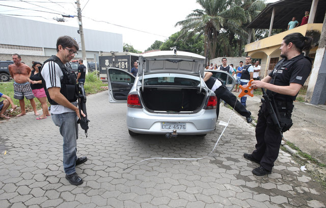 Brazilian Police officers patrol the perimeter at the scene of a fatal shooting in Vila Velha, Espirito Santo, Brazil February 9, 2017. Credit: Reuters