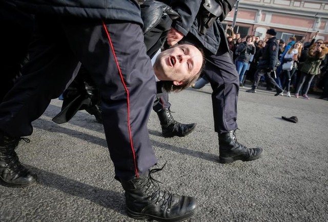 Law enforcement officers detains an opposition supporter during a rally in Moscow, Russia, March 26, 2017. Credit: Reuters