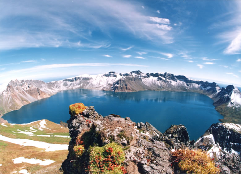 The massive crater lake at the peak of Changbaishan volcano. Credit: Wikimedia Commons