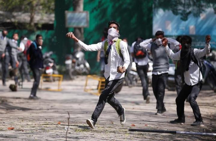 A Kashmiri student throws a piece of stone during a protest in Srinagar April 17, 2017. Credit: Reuters/Danish Ismail