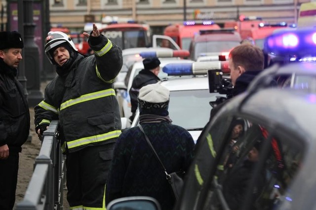 Emergency services direct pedestrians outside Sennaya Ploshchad metro station, following explosions in two train carriages at metro stations in St. Petersburg, Russia April 3, 2017. Credit: Reuters