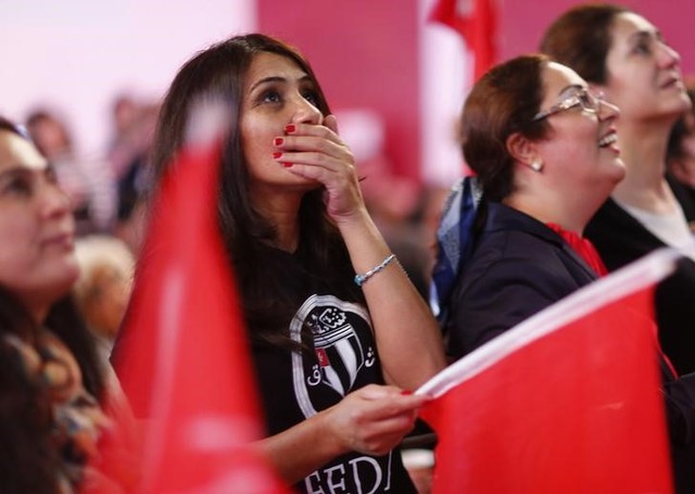 People of the Turkish community living in Germany react after first news bulletins on the outcome of Turkey's referendum on the constitution in Berlin, Germany, April 16, 2017. Credit: Reuters/Hannibal Hanschke