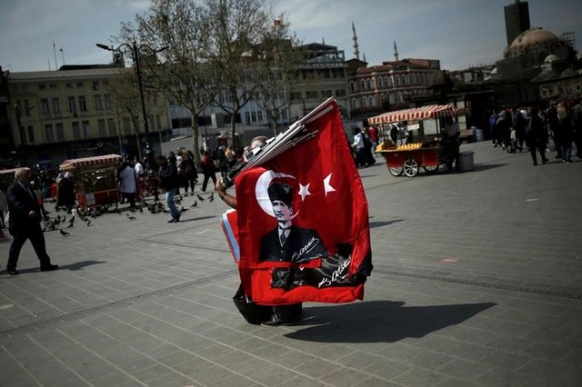 A street vendor sells Turkish flags, one depicting modern Turkey's founder Mustafa Kemal Ataturk in Eminonu shopping district in Istanbul, Turkey, April 17, 2017. Credit: Reuters/Alkis Konstantinidis