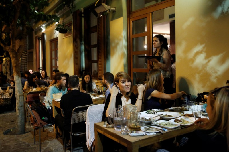 Customers eat traditional Syrian dishes during the Refugee Food Festival in Athens, Greece June 19, 2017. Credit: Reuters/Costas Baltas