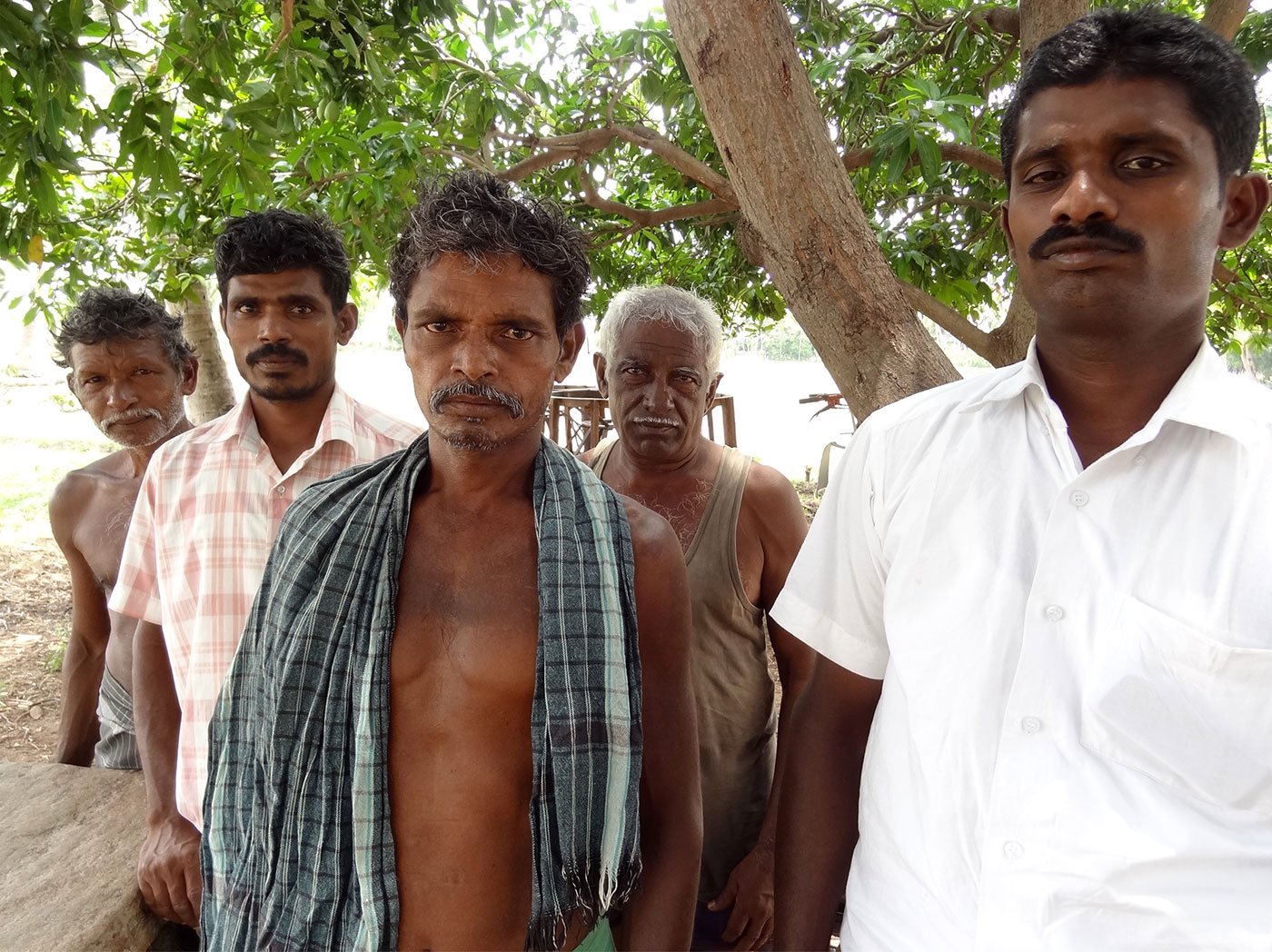 Farmers in Thayanur village speak of the severe drought. From left: Inbaraj, Subramanium Kumar, Settu, Arokya Samy and B. Muthuraja. Credit: PARI/Jaideep Hardikar