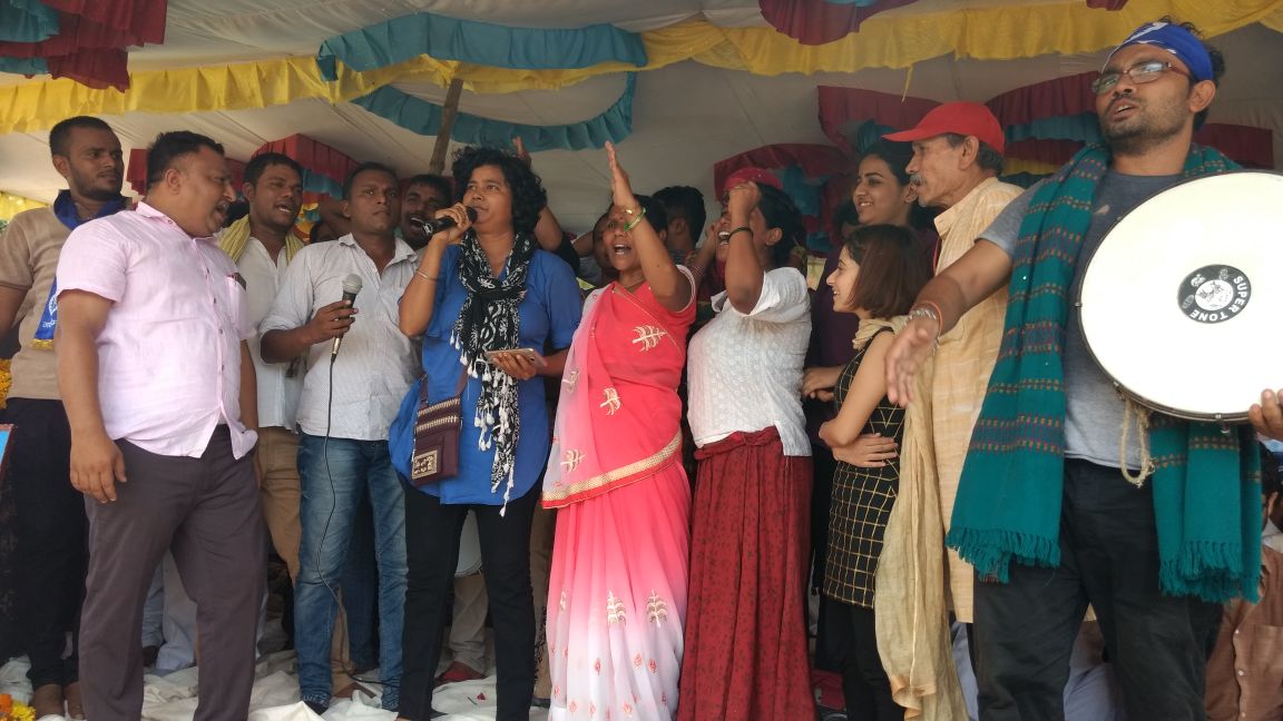 Laxmiben (centre, pink sari) on stage with cultural organisations National Peace Group and Kabir Kala Manch on July 18 at Dhanera on the last day of the Azadi Kooch march. Credit:
