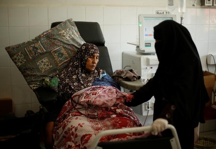 A Palestinian woman undergoes kidney dialysis at Shifa hospital in Gaza City, June 12, 2017. Credit: Reuters/Mohammed Salem/Files