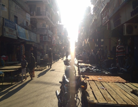 Vendors unpack their things in old Delhi. Credit: Deepanshu Mohan