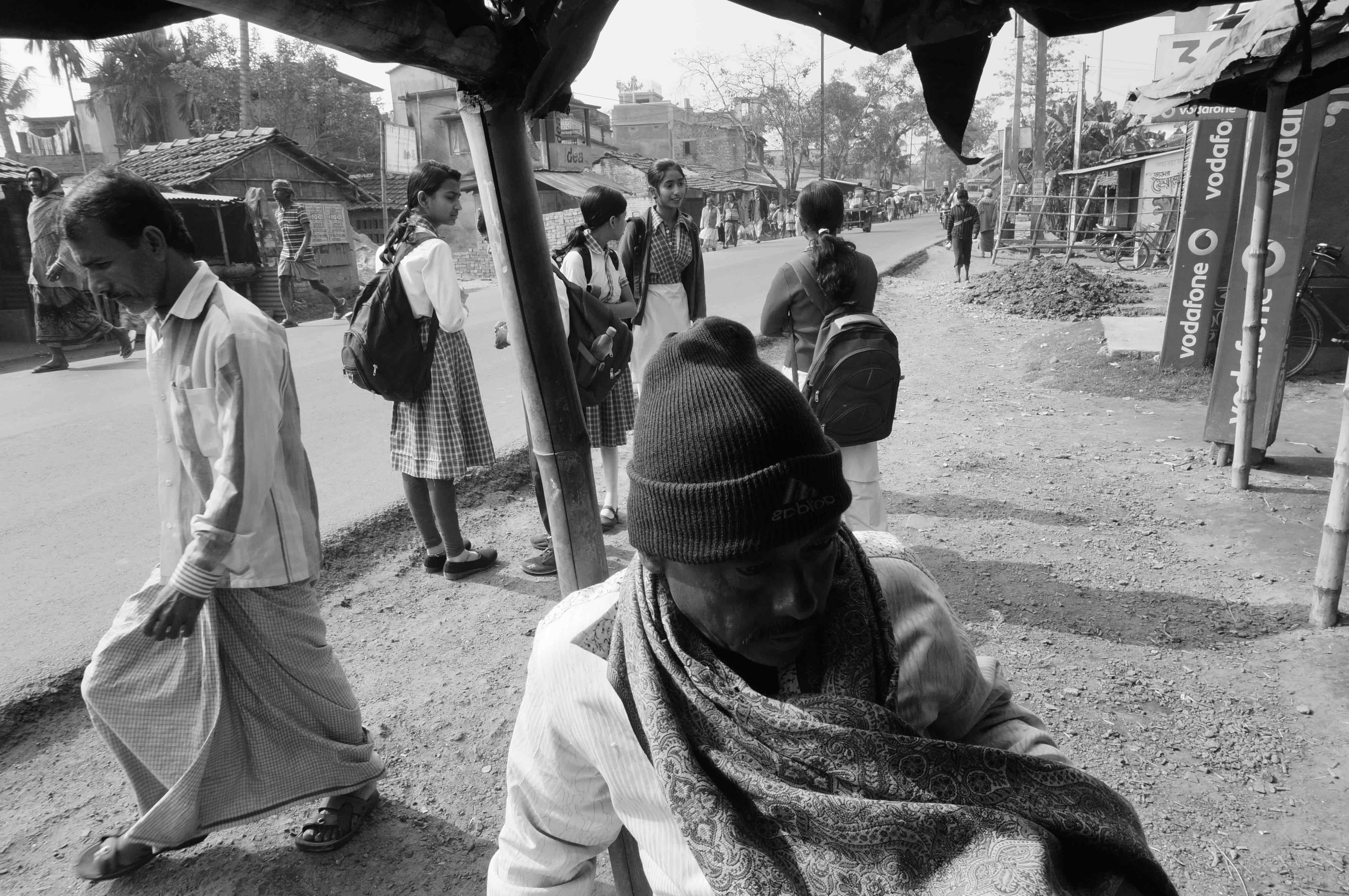 A road side tea shop provides snacks and tea for the locals and traders. Credit: Shome Basu/ The Wire