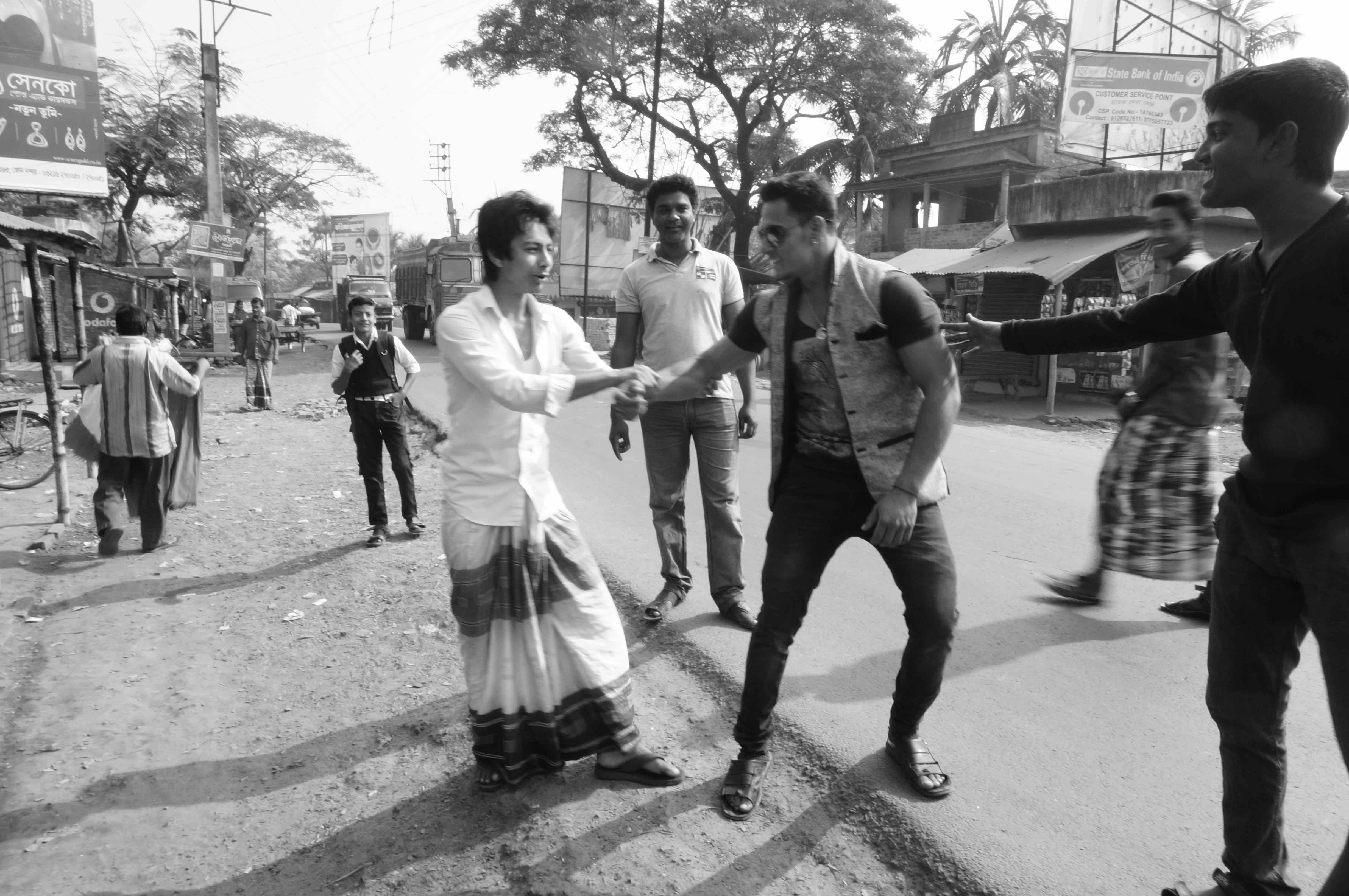 Locals along the India-Bangladesh border of Bashirhaat division. Credit: Shome Basu/ The Wire